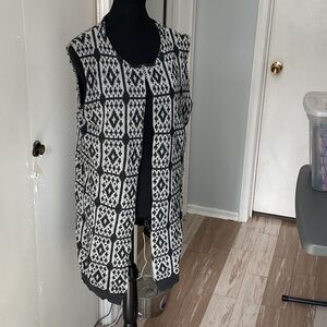 P460. Cocogio Black & White Geometric Knit Sleeveless Vest